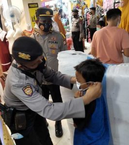 Cegah Penyebaran Covid-19, Polres Pelabuhan Berbagi Masker