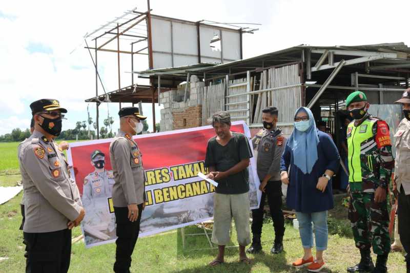 Kapolres Takalar Serahkan Bantuan Kepada Korban Angin Puting Beliung