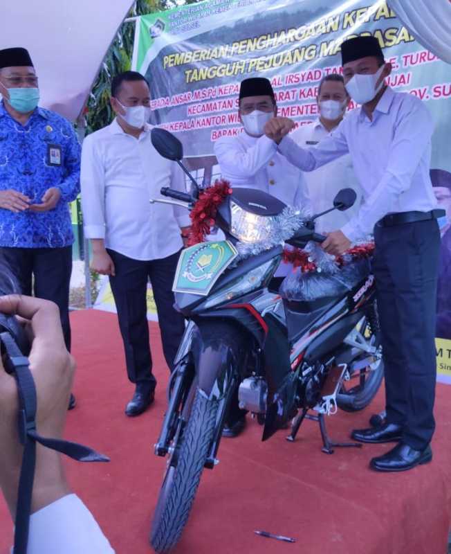 Ansar, Guru Swasta di Pedalaman Sinjai dapat Hadiah Motor dari Kakanwil Kemenag Sulsel