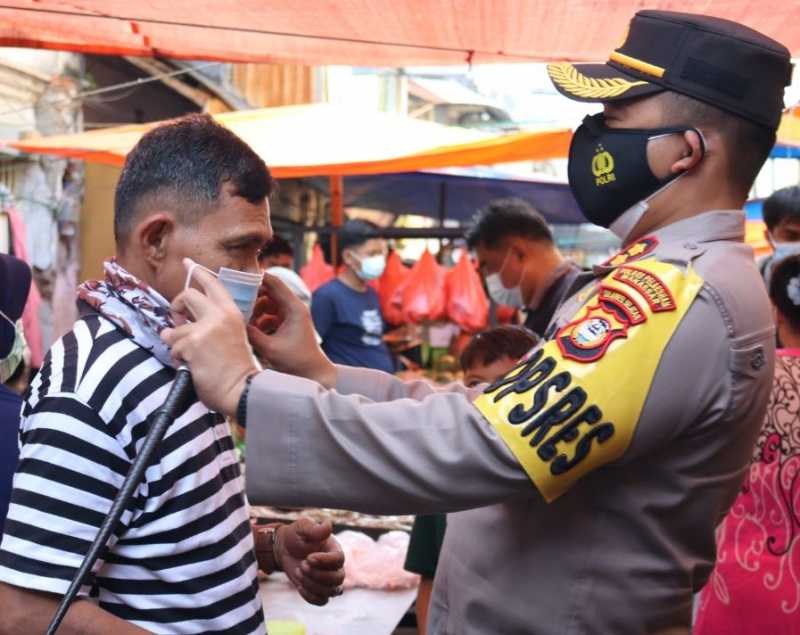 Bagikan Masker ke Masyarakat, Ini Pesan AKBP Kadarislam