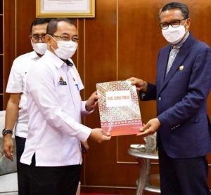 Terima SK dari Gubernur, Sekda Luwu Timur PLH Bupati