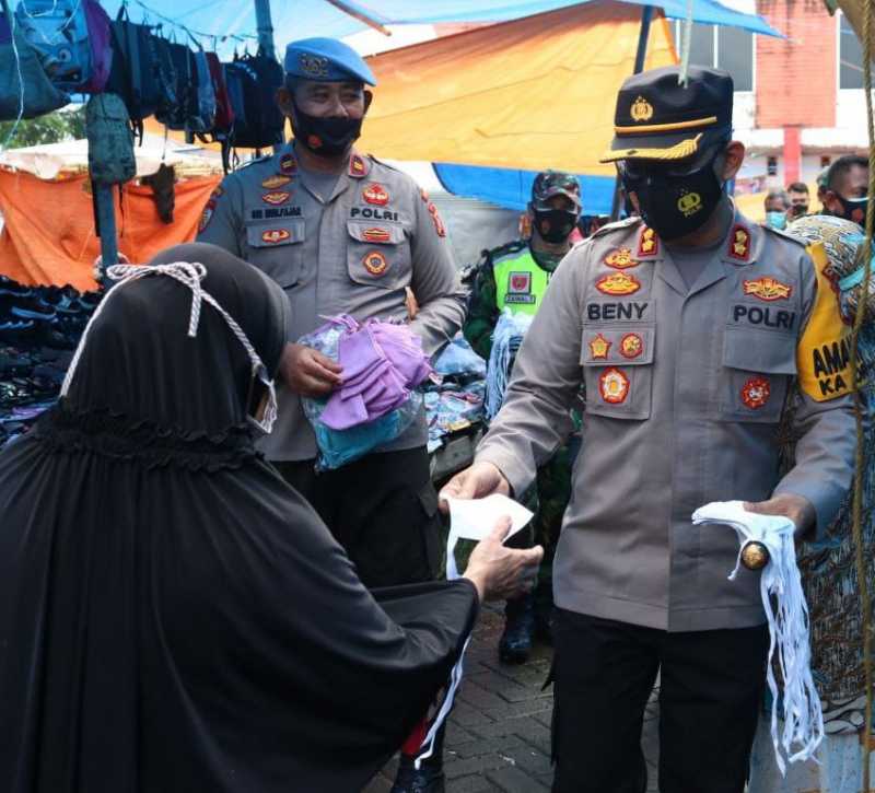Kapolres Takalar AKBP Beny Murjayanto Bagikan Serentak1999 Masker