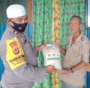 Pandemi Covid-19, Bhabinkamtibmas Pulau Barrang Lompo Salurkan Sembako