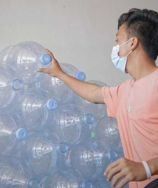 Manfaatkan Peluang, Pedagang Raup Keuntungan Besar dari Penjualan Galon Le Minerale