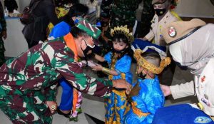 Pangkoarmada II Disambut Tari Paduppa di Mako Lantamal VI Makassar