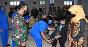Pengarahan Pangkoarmada II Diwarnai Pemberian Tali Asih