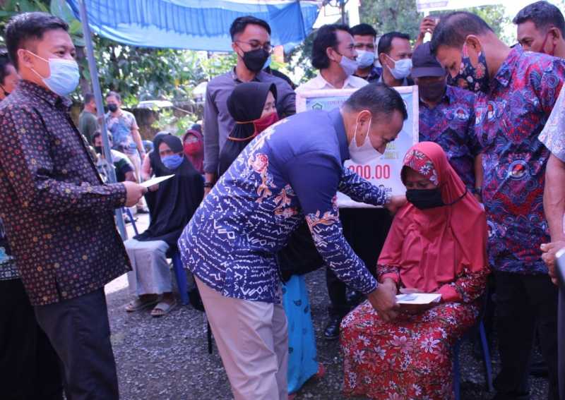 Bupati Takalar Serahkan BLT Kepada 50 KK di Desa Patani, Ini Pesannya