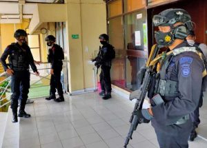 Satu Regu Brimob Bone Bersenjata Lengkap Amankan Kantor Bupati Soppeng