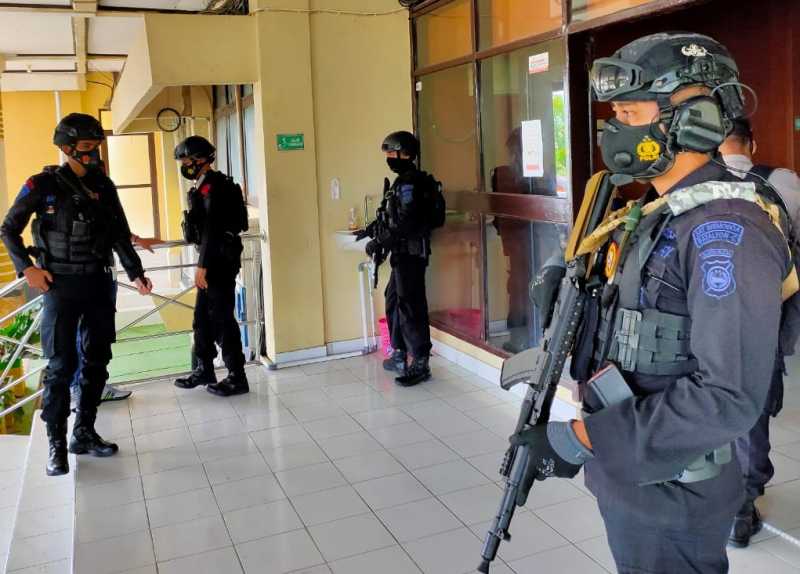 Satu Regu Brimob Bone Bersenjata Lengkap Amankan Kantor Bupati Soppeng