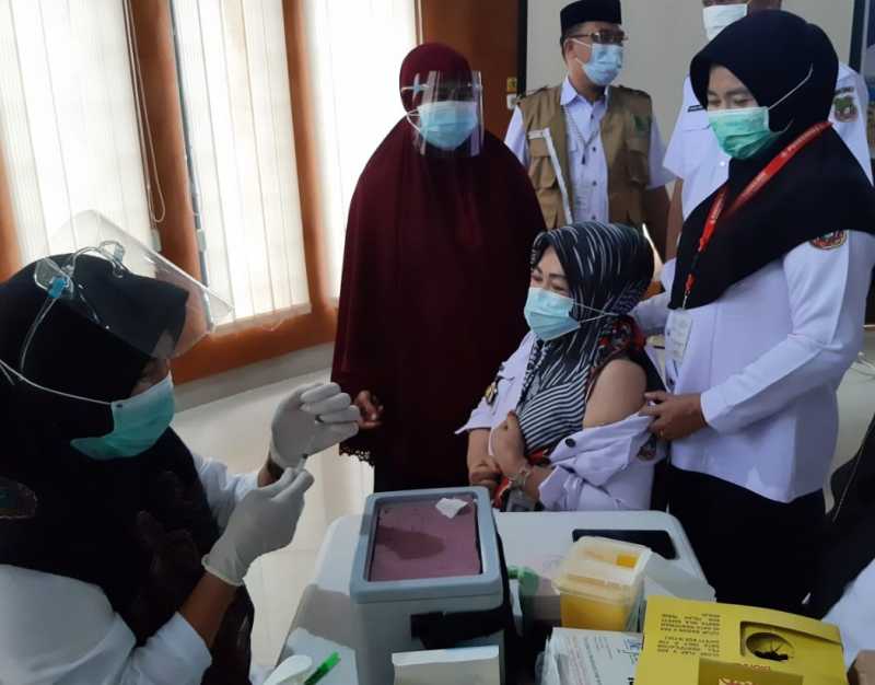 Hari Ini, Vaksinasi Covid-19 Nakes di 14 Puskesmas dan 2 Rumah Sakit