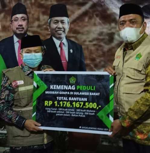 Sekjen Kemenag RI dan Kakanwil Kemenag Sulsel Bergantian Serahkan Bantuan