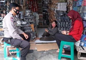9.2 foto tekan Tekan Penyebaran Covid-19, Bhabinkamtibmas Ende Lakukan Ini