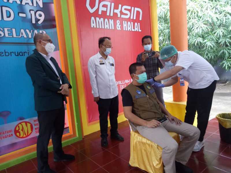 H. Muh. Basli Ali Jadi Orang Pertama Divaksin di Kepulauan Selayar 