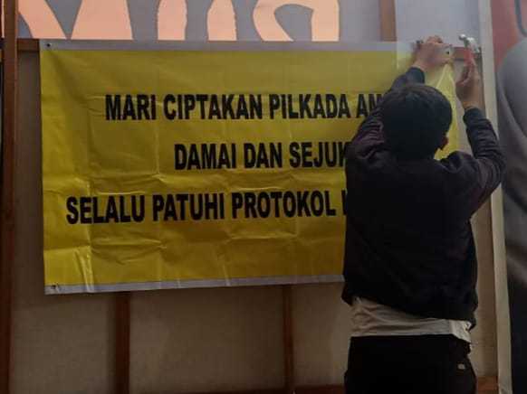 Spanduk Ajakan Pilkada Damai Terpasang di Posko Pemenangan Paslon Hatikita
