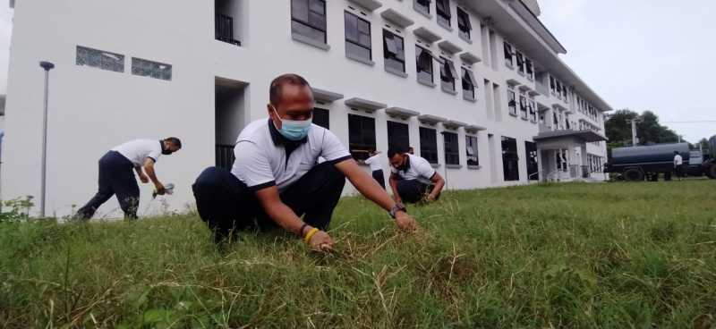 Dukung Penyiapan Satdik II TNI AL Makassar, Lantamal VI Gelar Kerja Bakti