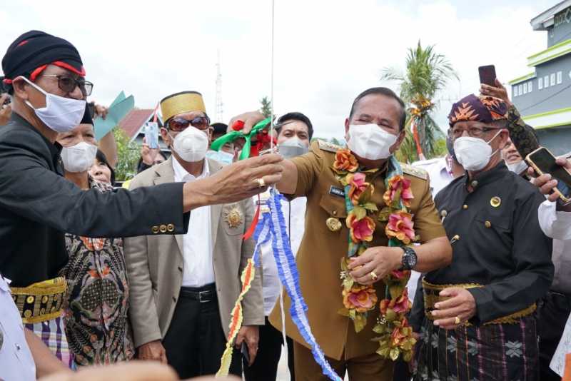 Bupati Luwu Resmikan Gapura Desa Rante Damai  Senilai Rp176 Juta