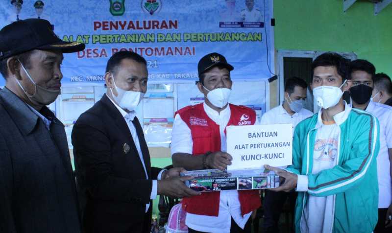 Bupati Serahkan BLT dan Bantuan Lainnya di Mangarabombang