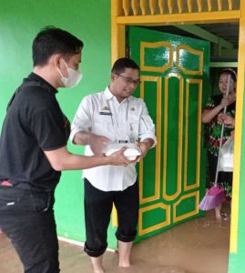 Tembus Banjir, Direktur RSBS Salurkan Bantuan Makanan ke Warga