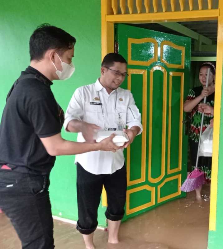 Tembus Banjir, Direktur RSBS Salurkan Bantuan Makanan ke Warga