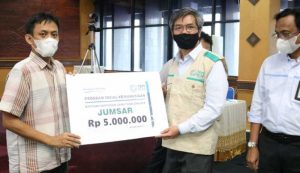 YBM PLN UIW Sulselrabar Serahkan Bantuan, Total Rp 83 Juta