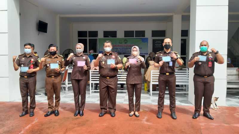 Kajari Pangkep dan Jajaran Disuntik Vaksin Covid-19