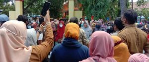 Ratusan Emak-emak Datangi Kantor Dinsos Jeneponto, Ternyata Ini Tujuannya