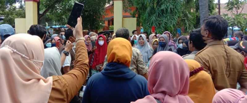 Ratusan Emak-emak Datangi Kantor Dinsos Jeneponto, Ternyata Ini Tujuannya