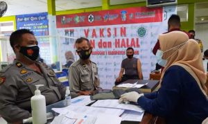 Ikut Vaksinasi Lanjutan, Wakapolres Majene Yakini Keamanan Vaksin
