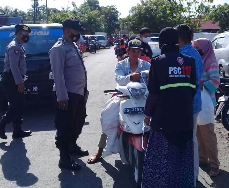 Personel Polsek Marbo Bagikan Masker Gratis Ke Warga