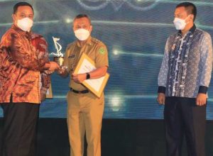 8.3 foto lutim hargai Lutim Terima Penghargaan Pinisi Sultan Award 2021