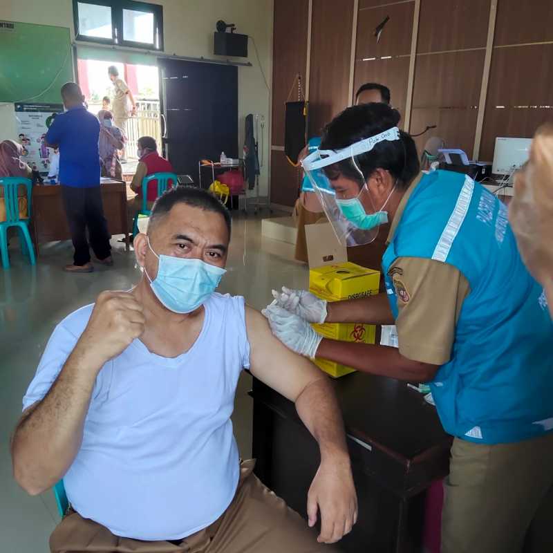 Jajaran Inspektorat dan Satpol PP Damkar Sidrap Terima Vaksinasi Covid-19