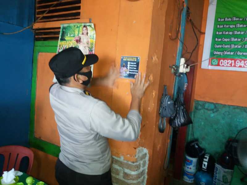 Polsek Ujung Tanah Keliling Kecamatan Pasang Stiker ke Rumah Warga