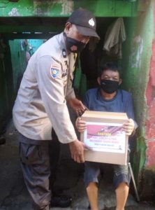 14.4 foto peduliku Peduli Dampak Covid-19, Bhabinkamtibmas Polres Pelabuhan Salurkan Sembako