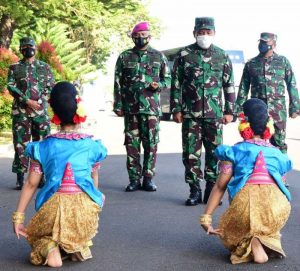 Tari Padduppa Sambut Wakasal Di Lantamal VI