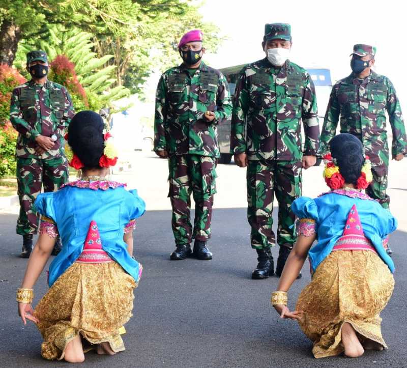 Tari Padduppa Sambut Wakasal Di Lantamal VI