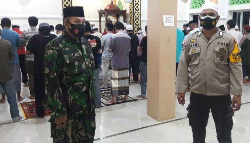 Bhabinkamtibmas dan Babinsa Pattunuang Pantau Salat Tarawih