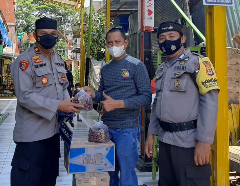 Polsek Ujung Tanah Bagi Takjil di Masjid