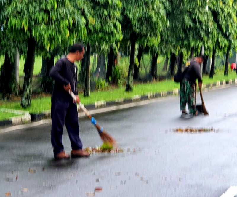 Cegah Banjir, Personel Lantamal VI Laksanakan Pembersihan