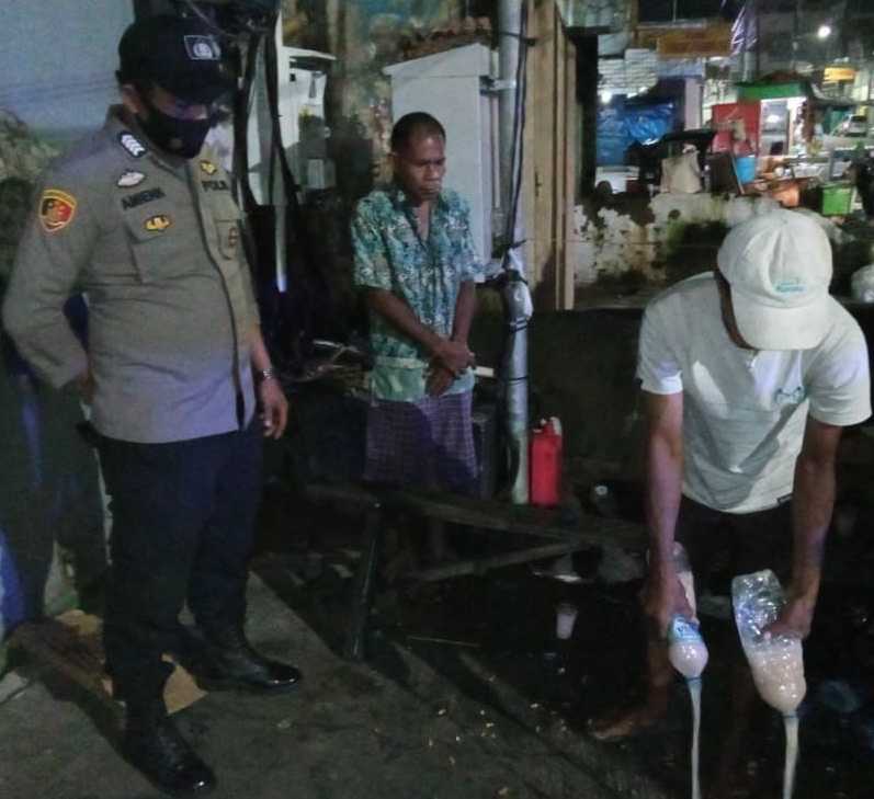 Polsek Wajo Bubarkan Warga Sedang Nikmati Miras Ballo'