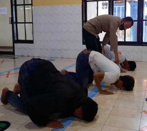 5.4 foto salat Satbinmas Polres Pelabuhan Ajarkan Tahanan Tata Cara Salat