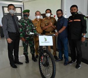 6.4 foto sidrap tiga Berprestasi, Pembantu Kolektor PBB di Sidrap Dapat Bonus Sepeda