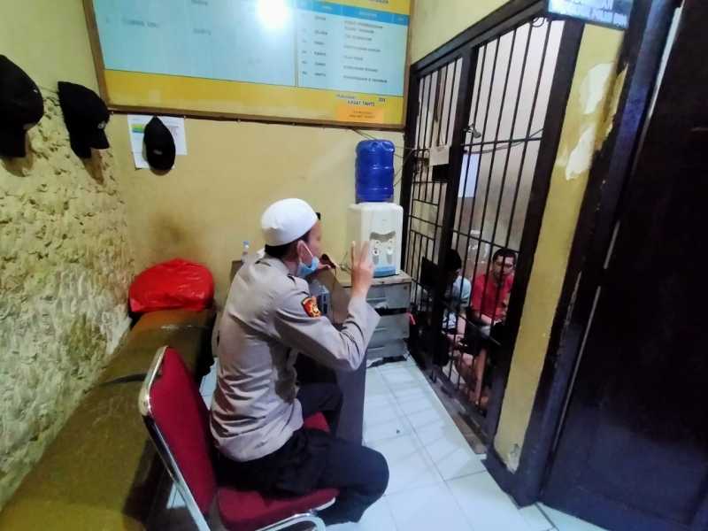 Satbinmas Polres Pelabuhan Makassar Bina Tahanan Dengan Tausyiah Agama