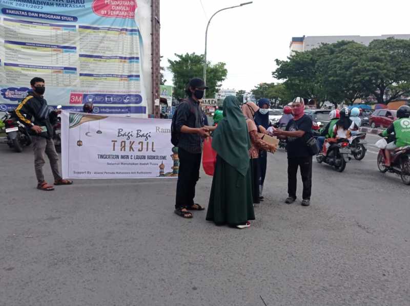 Aliansi Pemuda Anti Radikal Berbagi Takjil dan Ingatkan Bahaya Radikalisme