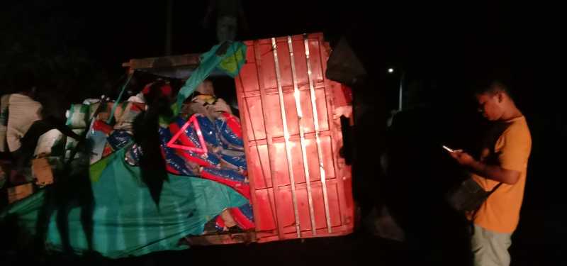 Truk Bermuatan 10 Ton Sembako Terbalik di Jalan Poros Rangas