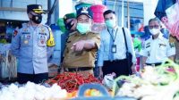 10.5 foto maje sidak Kapolres Dampingi Bupati Majene Sidak Pasar