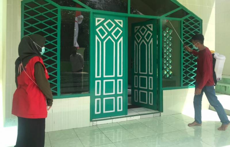 Jelang Idul Fitri, Masjid di Bantaeng Disemprot Disinfektan