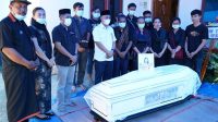 12.5 foto melayat Melayat, Bupati Budiman Ingatkan Jaga Kebersamaan