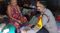 Bhabinkamtibmas Melayu Baru Bagikan Sembako ke Warga Terdampak Covid-19