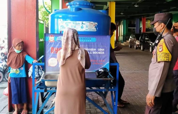 Awasi Protkes, Bhabinkamtibmas Blusukan di Pasar Butung