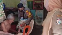 21.5 foto wujudkan Bhabinkamtibmas Kelurahan Mampu Salurkan Beras ke Warga